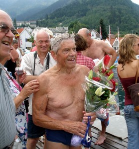 Kristen Kvalheim, de 84 anos, foi o nadador mais velho do Sognefjord Swim Festival 2006.