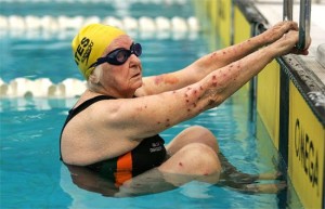 Margo Bates, de 98 anos, se prepara para a largada dos 100m costas.