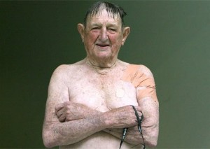 Jack Mathieson, de 91 anos, faz pose apÃ³s nadar os 800m livres.